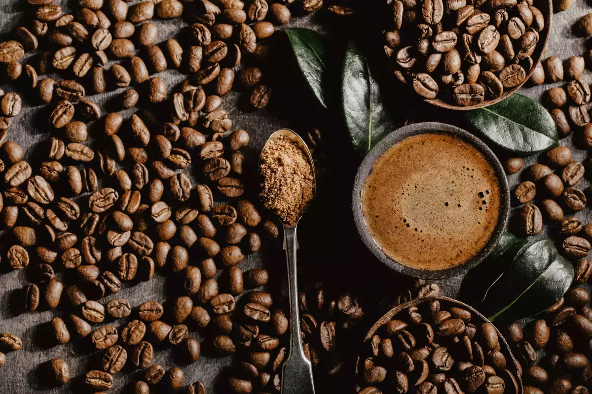 Kaffebohnen und eine Tasse Kaffee