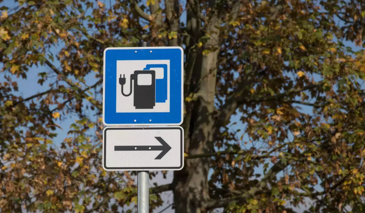 Verkehrsschild: Ladestation für Elektroautos