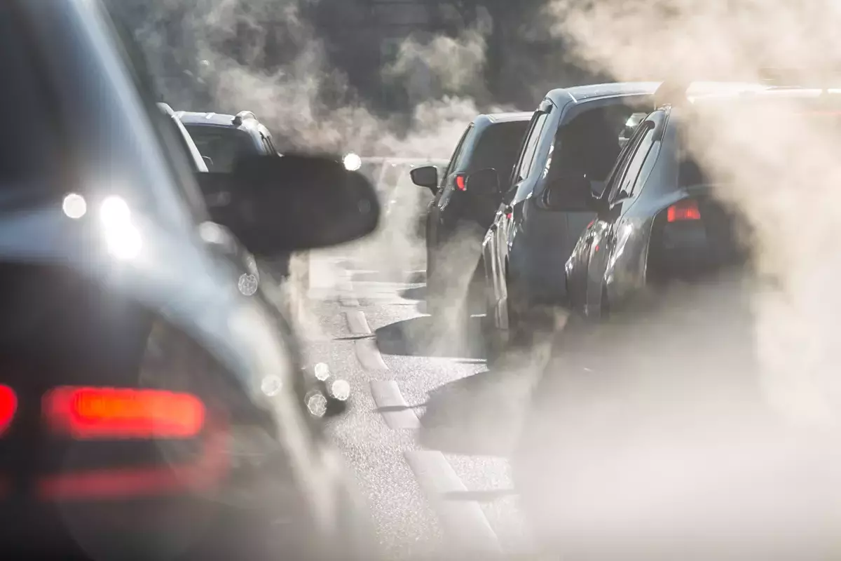 Verkehrsstau mit Abgas-Schwaden