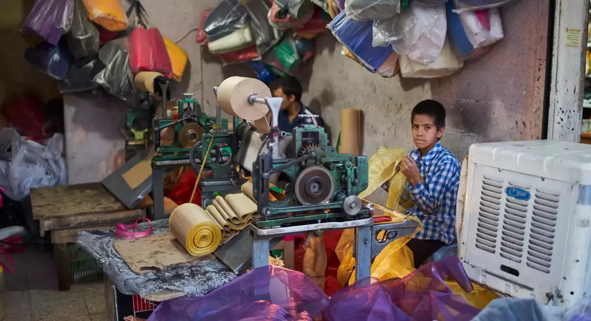 Kinderarbeit in einer kleinen Textilfabrik auf dem Vakil Bazaar in Shiraz/ Iran