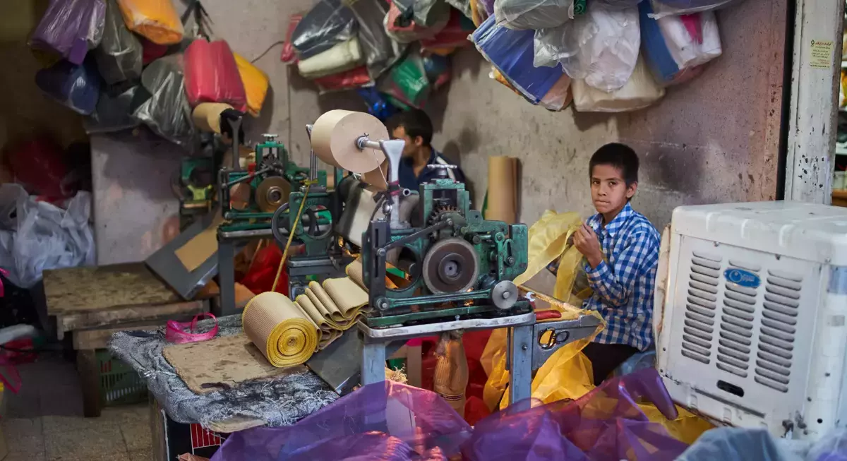 Kinderarbeit in einer kleinen Textilfabrik auf dem Vakil Bazaar in Shiraz/ Iran Kinderarbeit in einer kleinen Textilfabrik auf dem Vakil Bazaar in Shiraz/ Iran