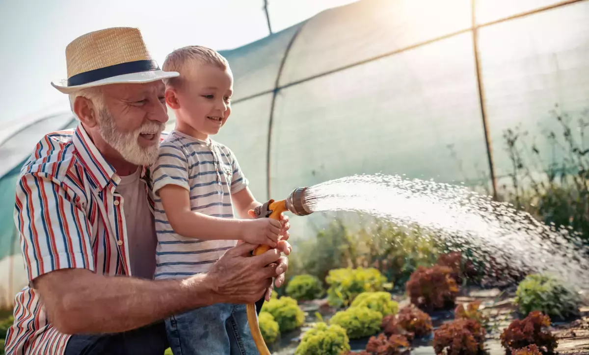 Gartenarbeit über Generationen hinweg