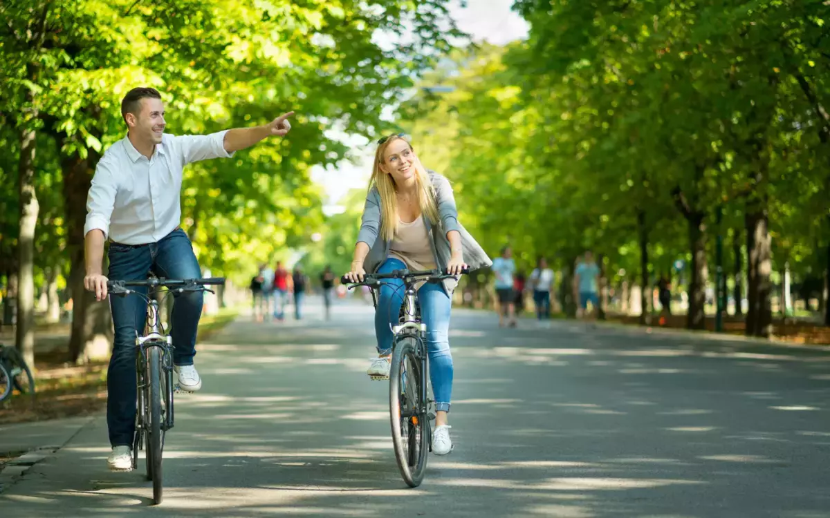Fahrradfahrer in einem Park in Wien