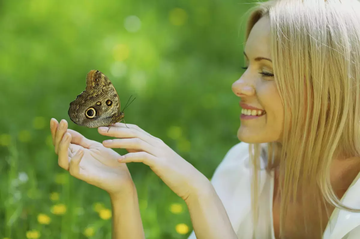 Frau mit Schmetterling