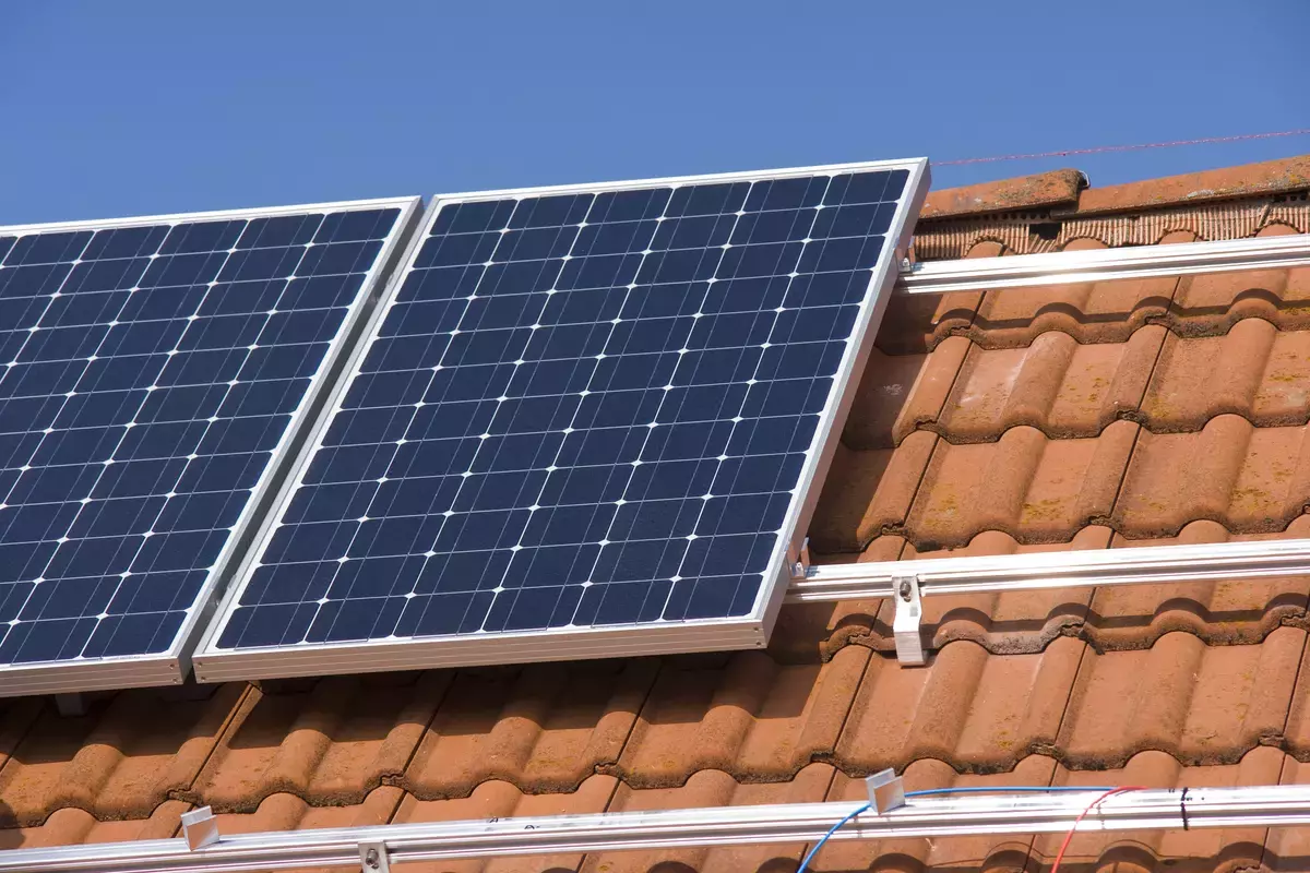 Aufbau einer PV Photovoltaik Anlage auf einem Dach