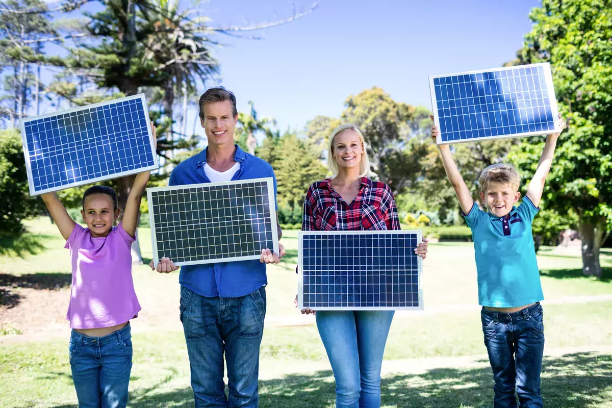 Familie mit Solarpanelen