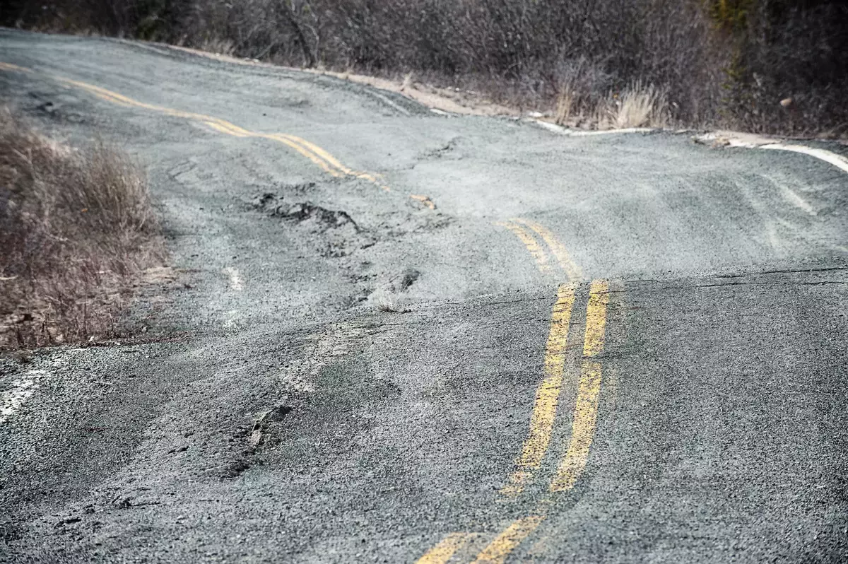 Durch Auftauen von Permafrost beschädigte Straße in Kanada