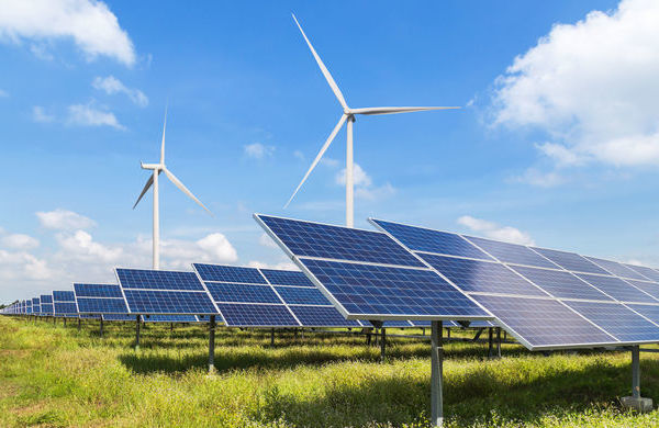 Freiflächen Solar-Anlage und Winkraftwerke im Hintergrund - nachhaltige Energie